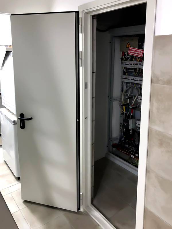 Дверь в электрощитовую (ул. Большая Дорогомиловская, 8) Дверь в электрощитовую (ул. Большая Дорогомиловская, 8)